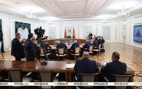 Лукашенко распорядился направлять в армию нарушителей трудовой дисциплины на уборочной