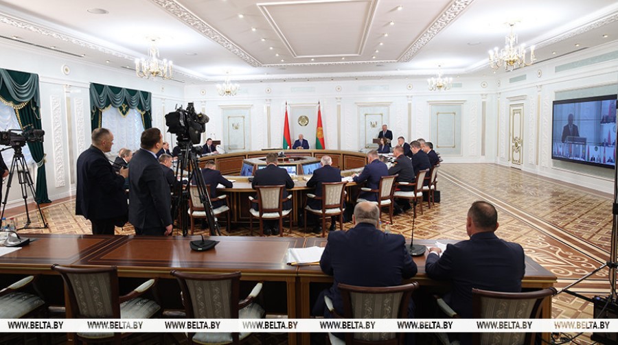 Лукашенко распорядился направлять в армию нарушителей трудовой дисциплины на уборочной