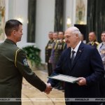 Лукашенко вручил генеральские погоны и подчеркнул ответственность за мирное будущее страны