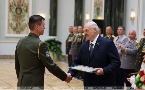 Лукашенко вручил генеральские погоны и подчеркнул ответственность за мирное будущее страны