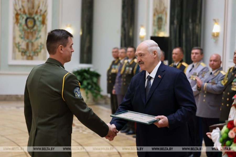 Лукашенко вручил генеральские погоны и подчеркнул ответственность за мирное будущее страны
