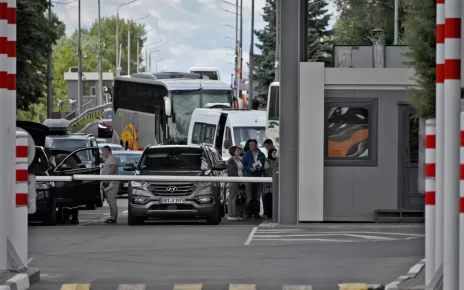 Появились очереди на границе с Польшей - почти 2 тысячи легковушек и свыше 40 автобусов ждут оформления
