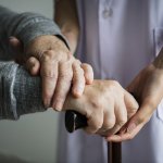 Новые правила выплаты пособий по уходу для семей с инвалидами и пожилыми людьми