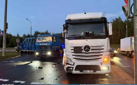 В Минске столкнулись два грузовика на улице Ваупшасова