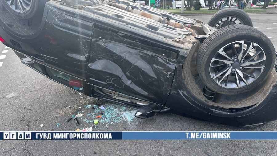 На Суражской в ДТП перевернулся «Geely»