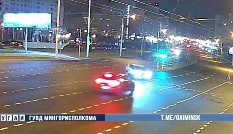 Ночью каршеринг столкнулся с автомобилем на перекрёстке Дзержинского