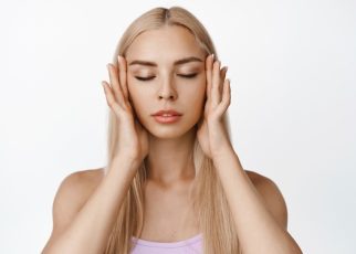 Утренние отеки уйдут: как сделать мягкий лимфодренажный массаж лица за 5 минут