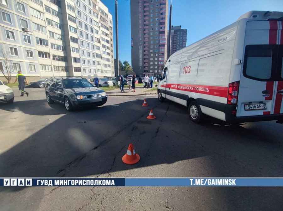 На улице Космонавтов автомобиль сбил школьников на самокате