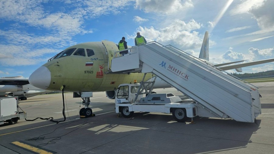 Российский самолет SJ-100 готовится к сертификационным испытаниям в Беларуси