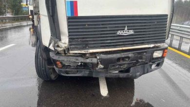 На МКАД грузовик МАЗ врезался в Kia и ограждение