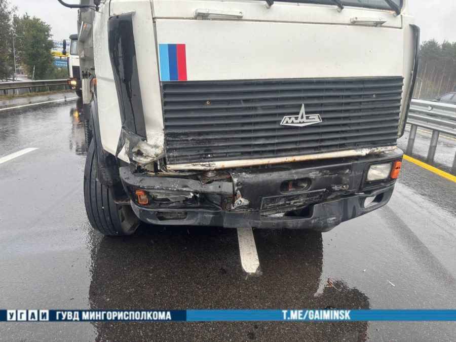 На МКАД грузовик МАЗ врезался в Kia и ограждение