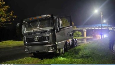 В Минске поднятый кузов грузовика сорвало о мост