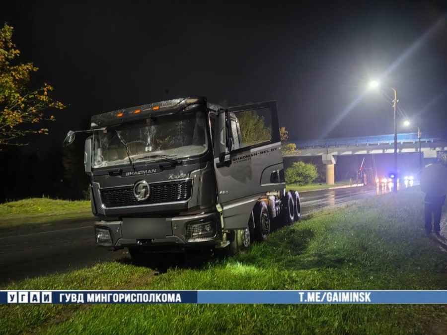 В Минске поднятый кузов грузовика сорвало о мост
