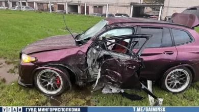 BMW вылетел с МКАД и врезался в столб: водитель и пассажирка доставлены в больницу
