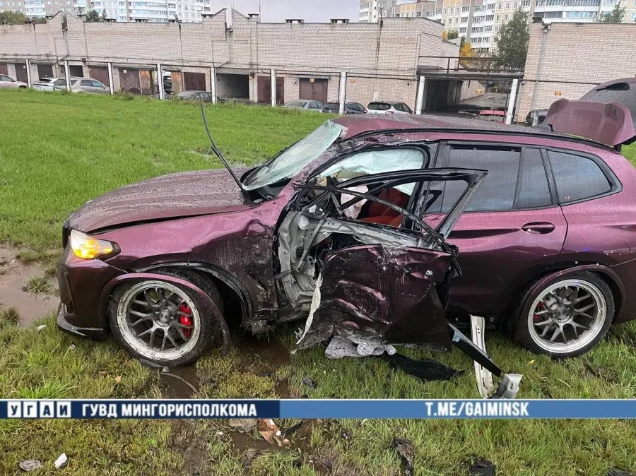 BMW вылетел с МКАД и врезался в столб: водитель и пассажирка доставлены в больницу