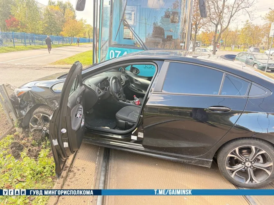 На улице Плеханова Chevrolet столкнулся с трамваем (видео аварии)