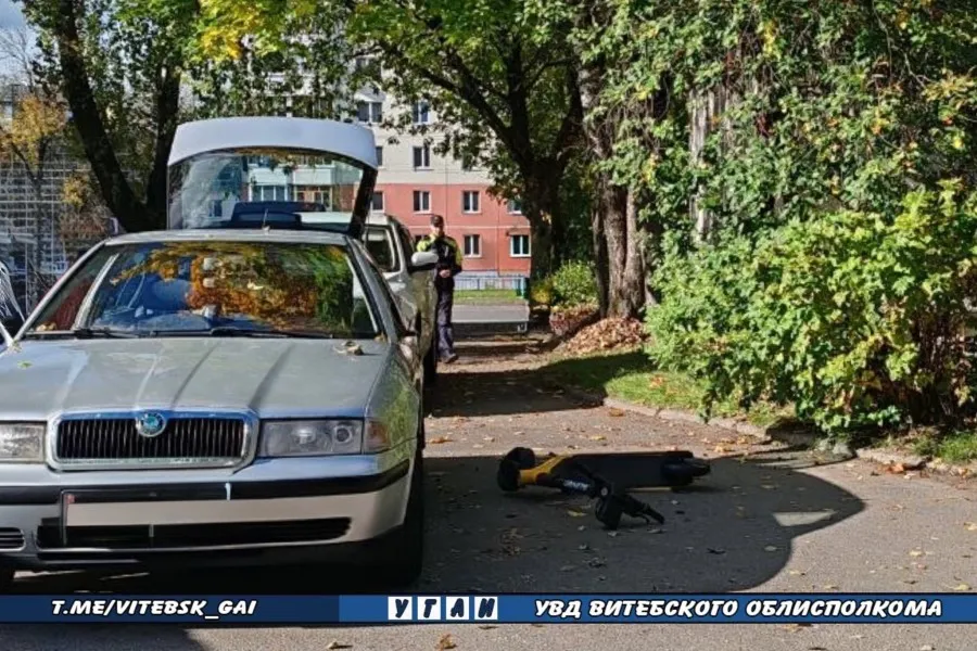 В Витебске школьник на электросамокате врезался в автомобиль Skoda (видео аварии)