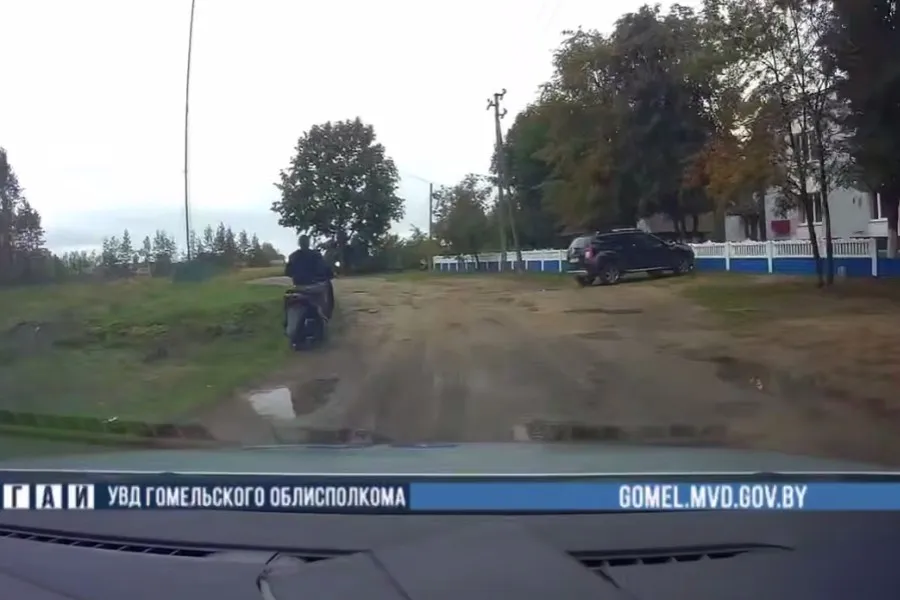 На Гомельщине бесправник на мотоцикле пытался скрыться от ГАИ в лесу (видео)