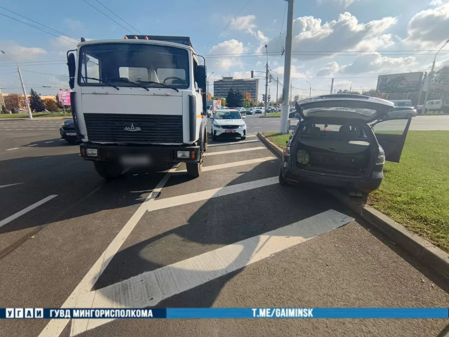 На улице Радиальной "Mazda" попала под "МАЗ"