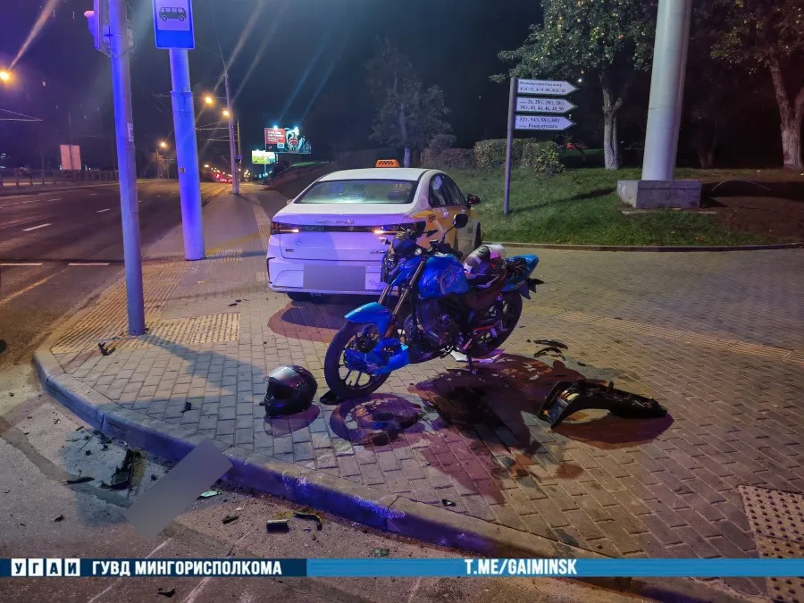 На Рокоссовского такси сбил мотоциклиста