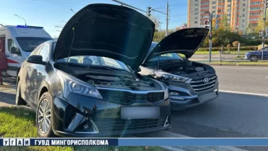 На Победителей Hyundai врезался в припаркованные автомобили, пострадали четыре пенсионера