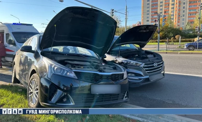 На Победителей Hyundai врезался в припаркованные автомобили, пострадали четыре пенсионера