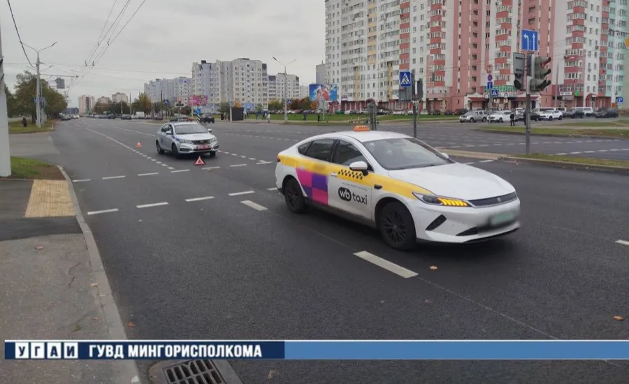 Школьник-велосипедист попал под такси на Лобанка