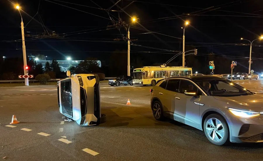 На перекрестке в Минске перевернулся автомобиль