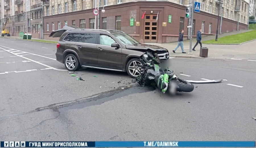 На Карла Маркса мотоциклист врезался в Mercedes