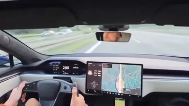 Tesla на скорости 286 км/ч потеряла шину и перевернулась, водитель чудом выжил
